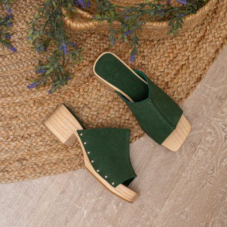Sandalia zueco de madera con tachas suede verde Tules