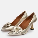 Zapatos de salón adorno flor platino Gabriele